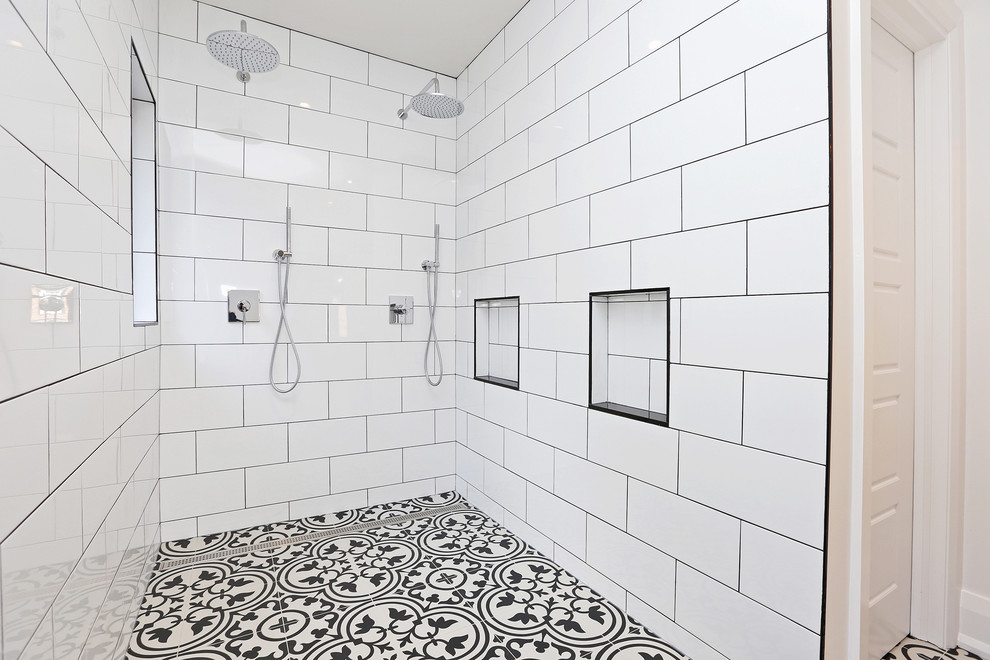 Inspiration för ett stort nordiskt en-suite badrum, med möbel-liknande, svarta skåp, ett fristående badkar, en öppen dusch, en toalettstol med hel cisternkåpa, keramikplattor, vita väggar, klinkergolv i keramik, ett integrerad handfat och bänkskiva i akrylsten