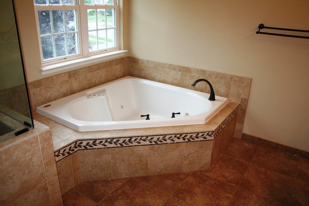 Exemple d'une salle de bain principale chic de taille moyenne avec une baignoire posée, un carrelage beige, des carreaux de porcelaine, un mur beige, un sol en carrelage de porcelaine et un sol marron.