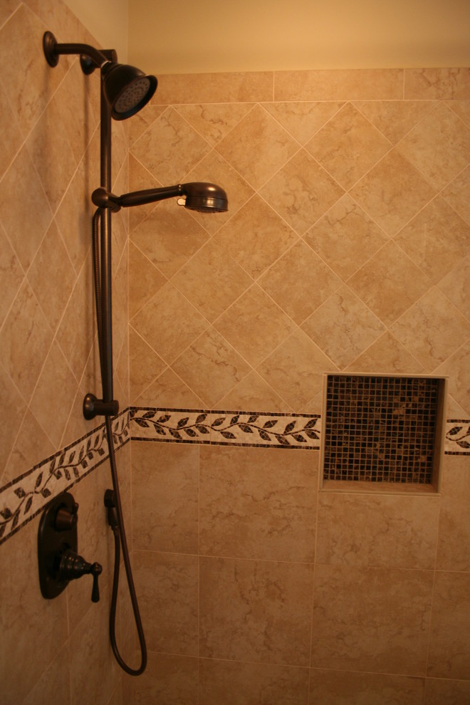 Ejemplo de cuarto de baño principal tradicional de tamaño medio con ducha esquinera, baldosas y/o azulejos beige, baldosas y/o azulejos de porcelana y paredes beige