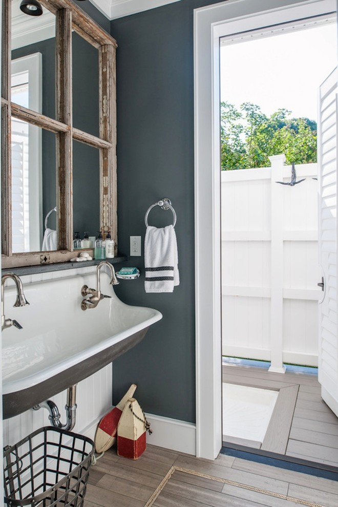 Foto di una stanza da bagno costiera con lavabo sospeso e pareti grigie