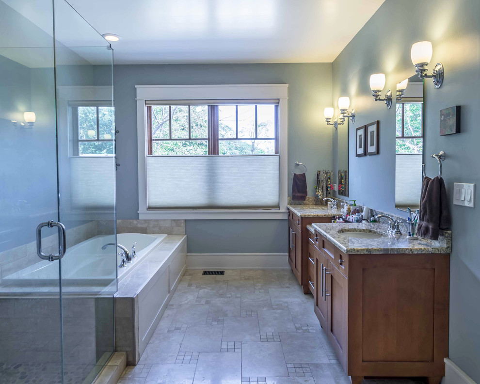 Idéer för mellanstora amerikanska grått en-suite badrum, med luckor med infälld panel, skåp i mellenmörkt trä, ett platsbyggt badkar, en hörndusch, en toalettstol med hel cisternkåpa, vit kakel, keramikplattor, blå väggar, klinkergolv i keramik, ett nedsänkt handfat, granitbänkskiva, vitt golv och dusch med gångjärnsdörr