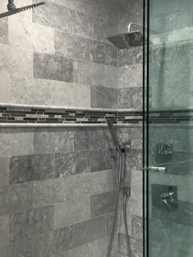 Ejemplo de cuarto de baño contemporáneo grande con ducha esquinera, baldosas y/o azulejos grises, baldosas y/o azulejos de mármol y ducha con puerta corredera