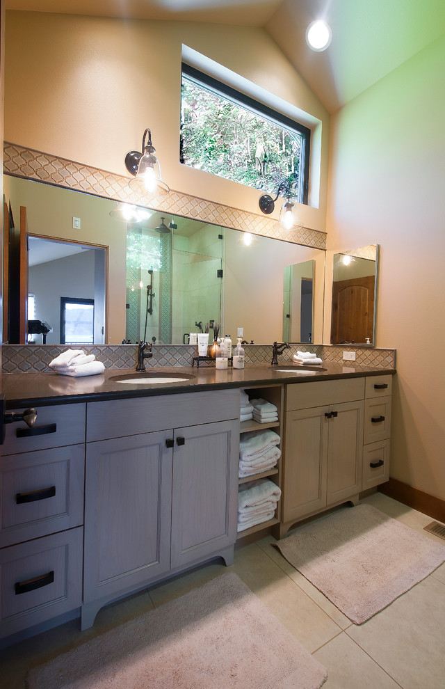 Ejemplo de cuarto de baño tradicional con paredes beige y suelo de azulejos de cemento