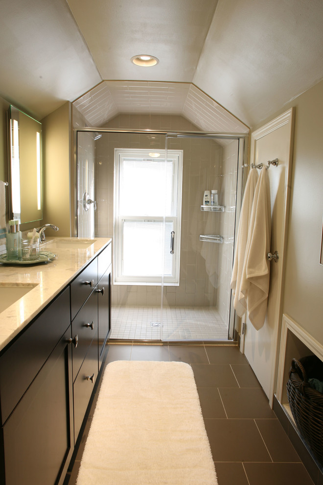 Inspiration för ett litet vintage badrum med dusch, med luckor med infälld panel, marmorbänkskiva och skåp i mörkt trä