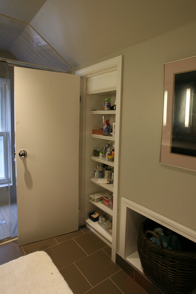 Ejemplo de cuarto de baño clásico renovado pequeño con armarios con paneles empotrados, puertas de armario marrones, encimera de mármol y aseo y ducha