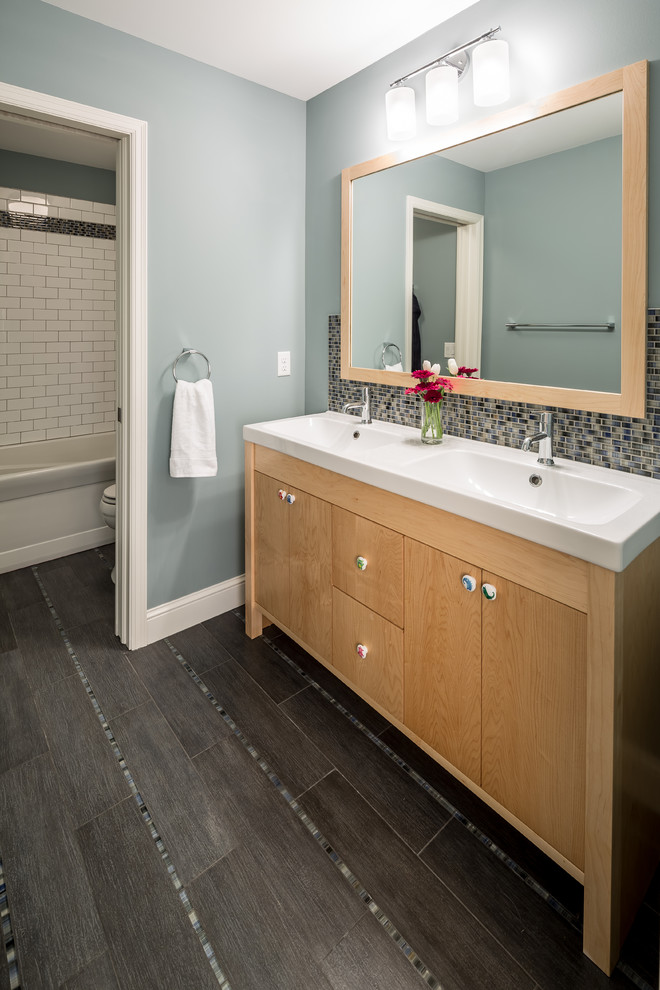 На фото: ванная комната в классическом стиле с плоскими фасадами, фасадами цвета дерева среднего тона, ванной в нише, душем над ванной и синими стенами