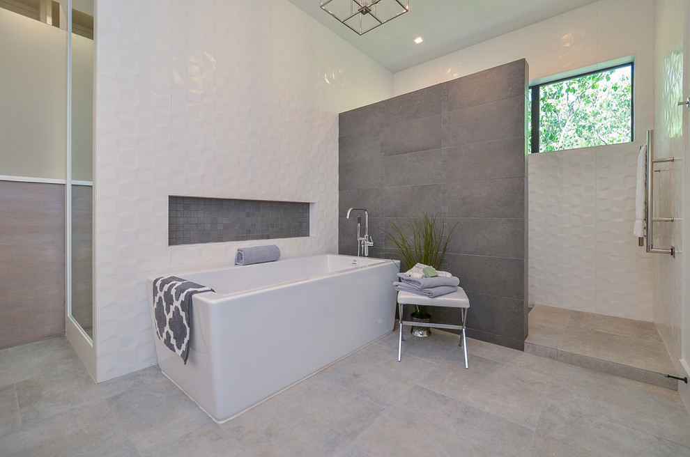 Réalisation d'une grande salle de bain principale minimaliste avec une baignoire indépendante, une douche d'angle, un carrelage blanc, des carreaux de céramique, un mur blanc, sol en béton ciré, un sol gris et aucune cabine.