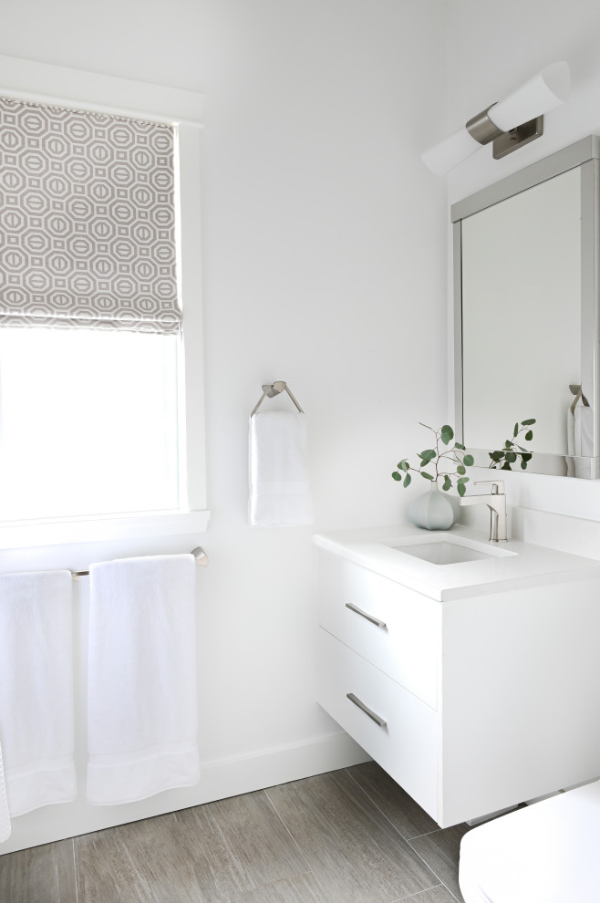 Bild på ett litet funkis vit vitt badrum med dusch, med skåp i shakerstil, grå skåp och bänkskiva i kvarts