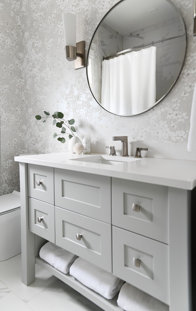 Idéer för att renovera ett litet funkis vit vitt badrum med dusch, med skåp i shakerstil, grå skåp och bänkskiva i kvarts