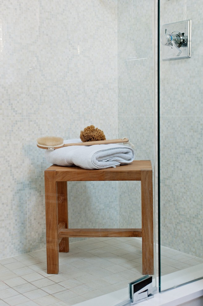 Exempel på ett mellanstort klassiskt en-suite badrum, med beige kakel, mosaik och mosaikgolv