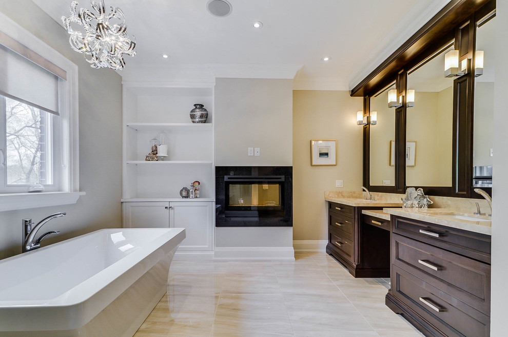 Klassisk inredning av ett stort en-suite badrum, med skåp i shakerstil, bruna skåp, ett fristående badkar, grå väggar, klinkergolv i porslin, ett undermonterad handfat, marmorbänkskiva och beiget golv