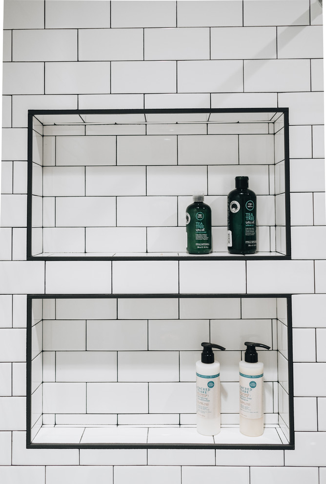 Exempel på ett mellanstort minimalistiskt en-suite badrum, med en dusch/badkar-kombination, vit kakel, tunnelbanekakel, marmorgolv, vitt golv och dusch med duschdraperi