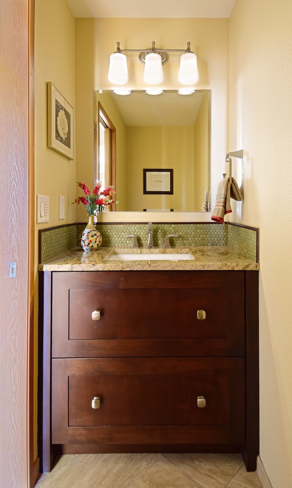 Foto di una piccola stanza da bagno chic con lavabo sottopiano, ante in stile shaker, ante in legno bruno, top in granito, piastrelle verdi, piastrelle a mosaico, pareti beige e pavimento in gres porcellanato