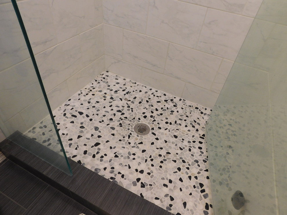 Idee per una stanza da bagno con doccia moderna con doccia alcova, pistrelle in bianco e nero e piastrelle di ciottoli