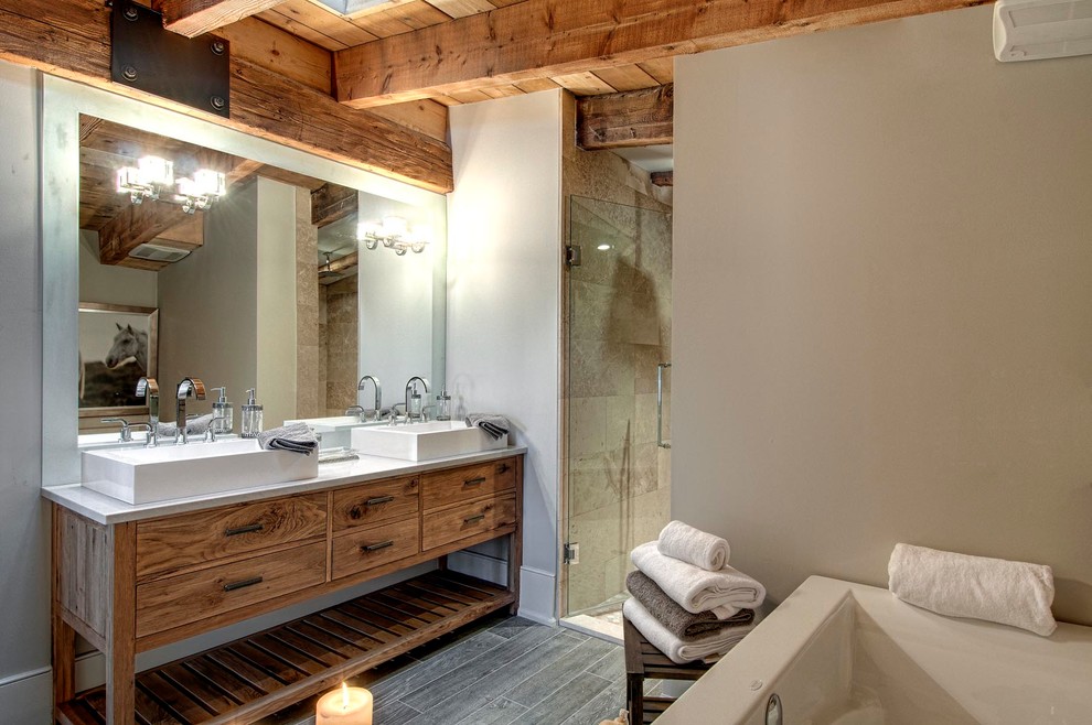 Cette image montre une salle de bain principale chalet en bois vieilli avec un placard en trompe-l'oeil, un plan de toilette en quartz modifié, une douche à l'italienne, un carrelage gris, un carrelage de pierre et un sol en carrelage de céramique.