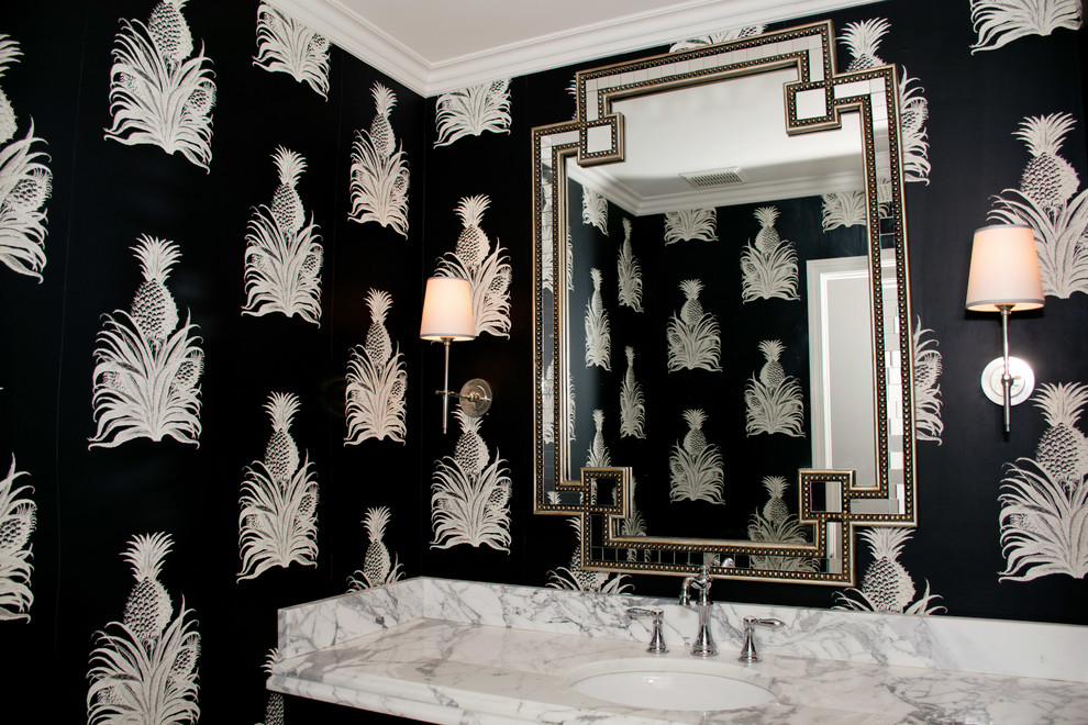 Idéer för ett litet klassiskt badrum med dusch, med marmorbänkskiva och svarta väggar