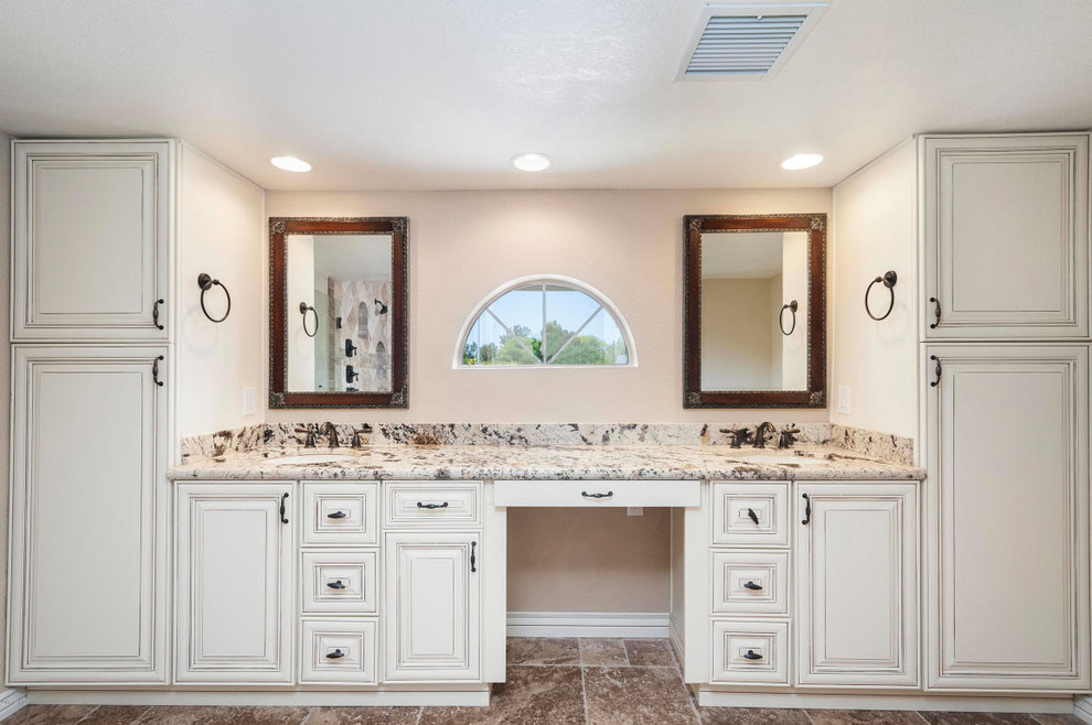 Exempel på ett mellanstort klassiskt grå grått en-suite badrum, med luckor med upphöjd panel, vita skåp, stenkakel, beige väggar, travertin golv, ett undermonterad handfat, granitbänkskiva och brunt golv