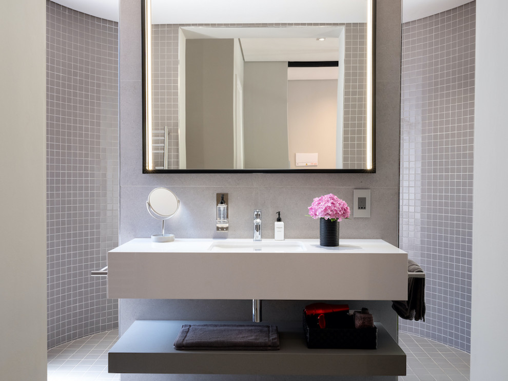 Exempel på ett litet nordiskt vit vitt en-suite badrum, med vita skåp, en kantlös dusch, en vägghängd toalettstol, vita väggar, betonggolv, ett undermonterad handfat, bänkskiva i kvarts, vitt golv och med dusch som är öppen