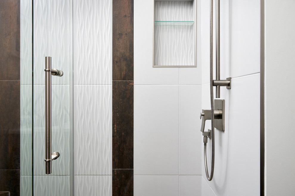 Ispirazione per una stanza da bagno padronale design di medie dimensioni con doccia a filo pavimento, piastrelle bianche, piastrelle in gres porcellanato, pareti bianche e pavimento in cemento