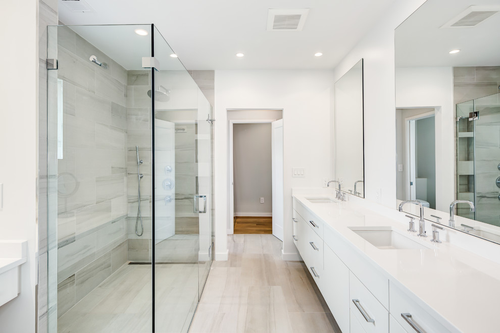 Idéer för ett stort modernt en-suite badrum, med släta luckor, vita skåp, en dusch i en alkov, vita väggar, ljust trägolv, ett undermonterad handfat, bänkskiva i kvartsit, beiget golv och dusch med gångjärnsdörr