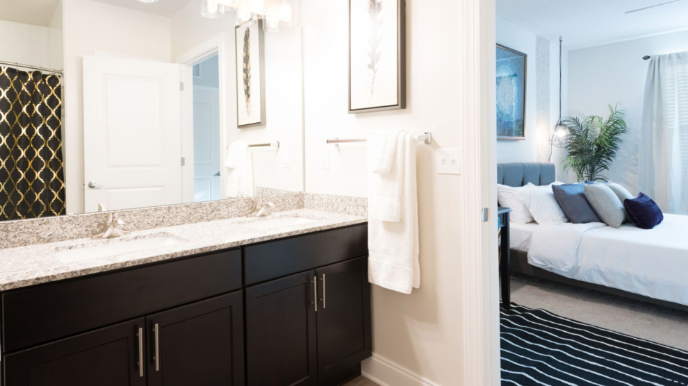 Пример оригинального дизайна: главная ванная комната среднего размера в стиле фьюжн с фасадами в стиле шейкер, темными деревянными фасадами, душем над ванной, унитазом-моноблоком, серой плиткой, керамической плиткой, серыми стенами, светлым паркетным полом, врезной раковиной, столешницей из гранита, серым полом и шторкой для ванной
