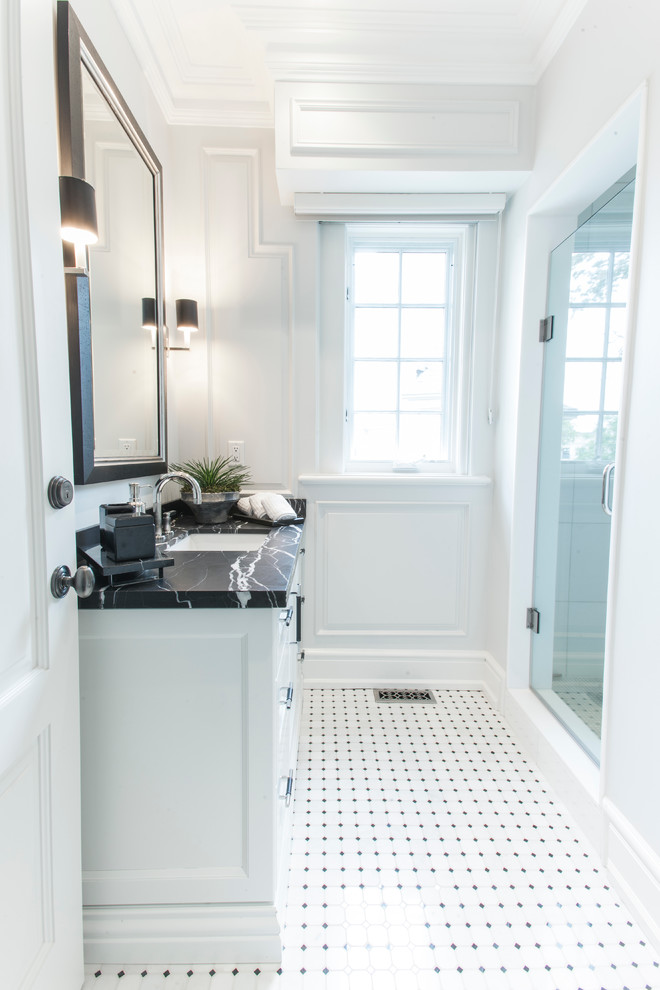 Klassisches Duschbad mit weißen Schränken, weißen Fliesen, weißer Wandfarbe, Duschnische und buntem Boden in Toronto