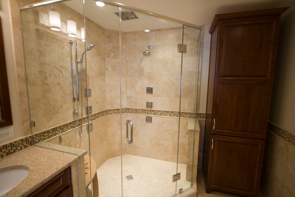 Idéer för att renovera ett mellanstort vintage en-suite badrum, med luckor med upphöjd panel, skåp i mörkt trä, en hörndusch, beige väggar, klinkergolv i keramik, ett undermonterad handfat, granitbänkskiva och dusch med gångjärnsdörr