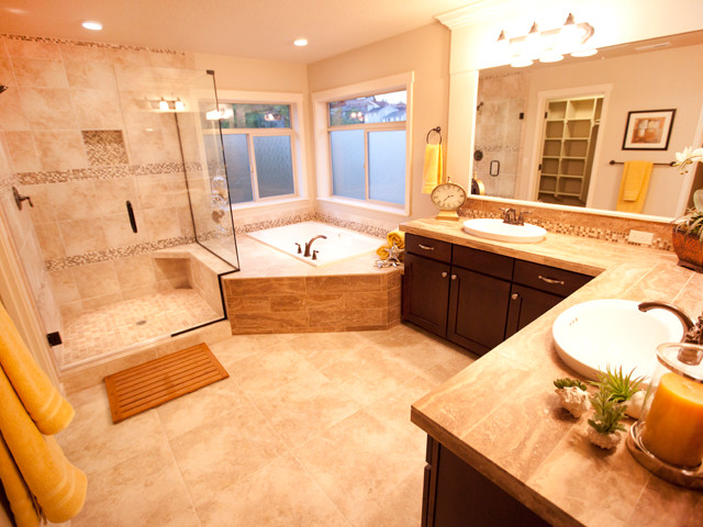 Foto de cuarto de baño principal de estilo americano grande con lavabo encastrado, armarios con paneles empotrados, puertas de armario de madera en tonos medios, bañera encastrada, ducha esquinera y baldosas y/o azulejos beige