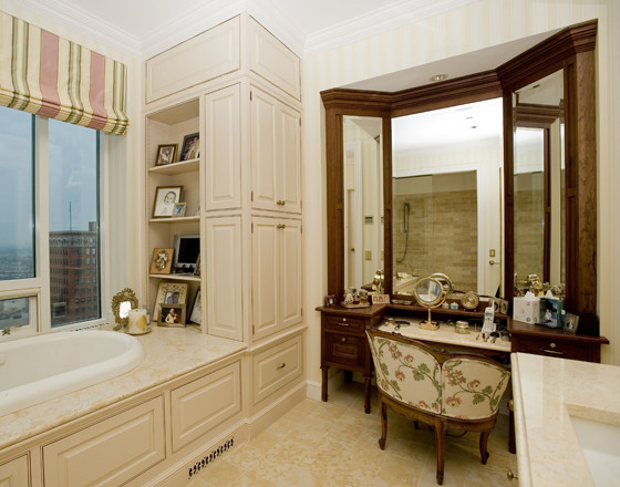 Ejemplo de cuarto de baño principal clásico grande con armarios con paneles con relieve, puertas de armario blancas, bañera encastrada, paredes amarillas y lavabo bajoencimera