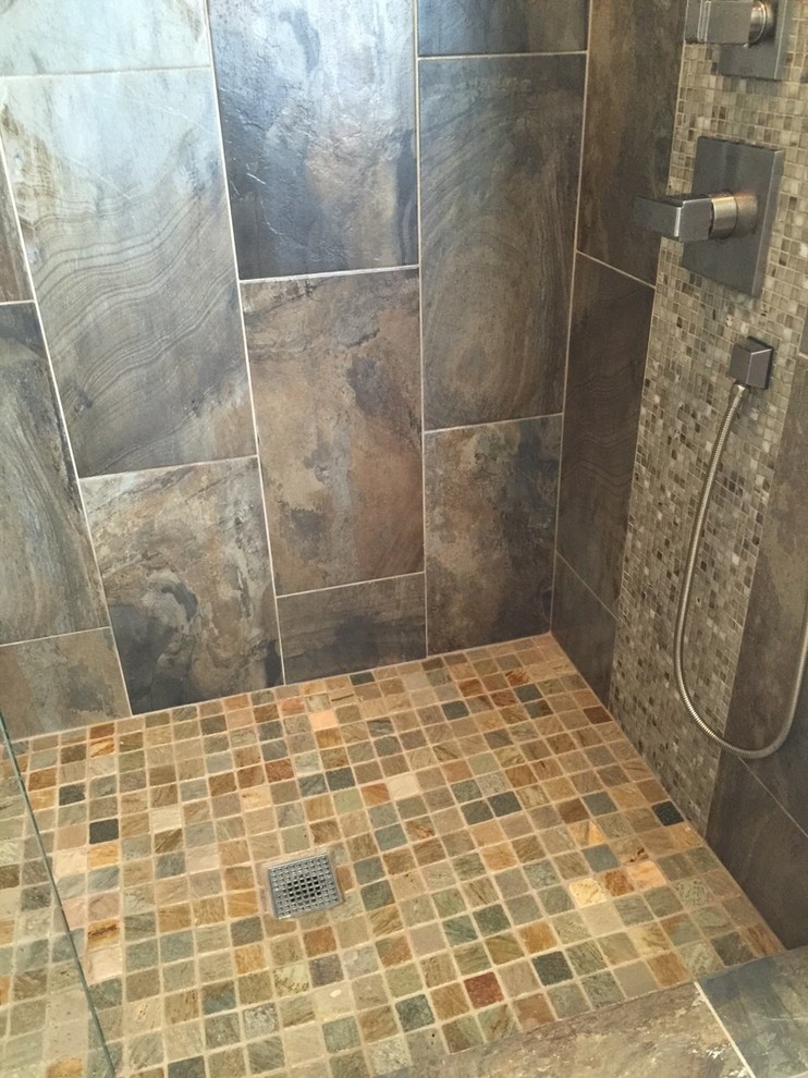 Ejemplo de cuarto de baño principal rústico pequeño con baldosas y/o azulejos de piedra, suelo de pizarra y lavabo sobreencimera