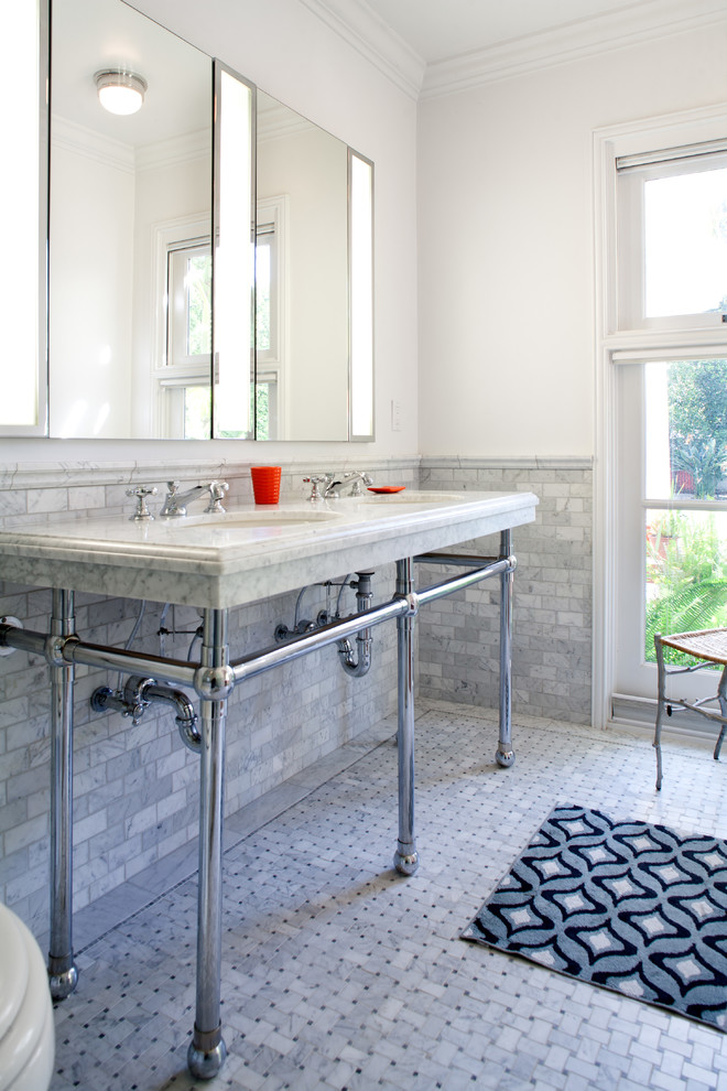 Diseño de cuarto de baño clásico grande con lavabo bajoencimera, encimera de mármol, ducha empotrada, baldosas y/o azulejos grises, paredes blancas y suelo de mármol