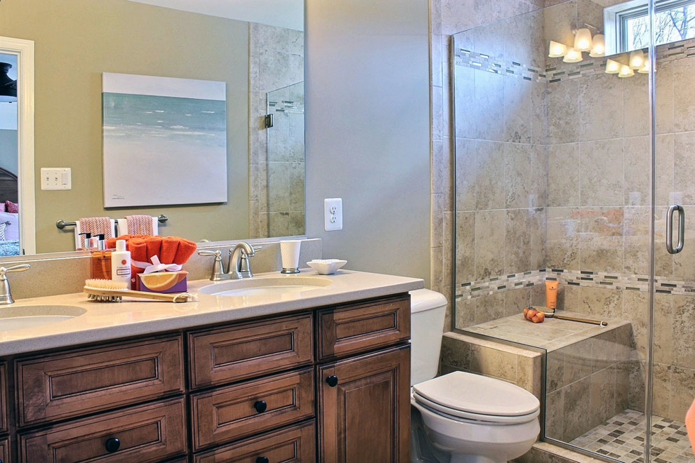 Imagen de cuarto de baño principal tradicional de tamaño medio con lavabo bajoencimera, puertas de armario de madera oscura, baldosas y/o azulejos beige, baldosas y/o azulejos de cerámica y paredes grises