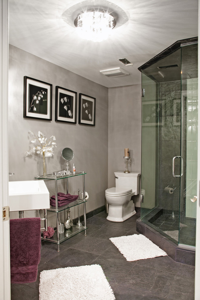 Пример оригинального дизайна: ванная комната в современном стиле с подвесной раковиной, угловым душем, раздельным унитазом, серой плиткой и серым полом