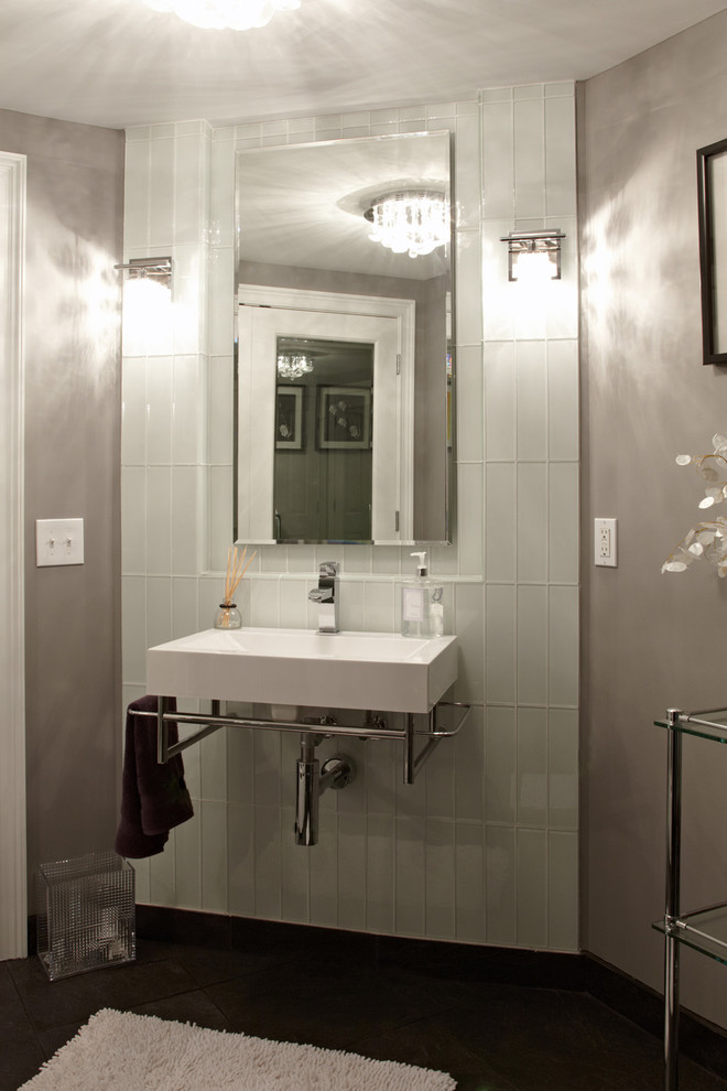 Modelo de cuarto de baño contemporáneo con lavabo suspendido, baldosas y/o azulejos blancos y baldosas y/o azulejos de vidrio