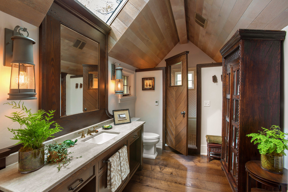 Inredning av ett klassiskt mellanstort en-suite badrum, med ett undermonterad handfat, öppna hyllor, skåp i mörkt trä, vita väggar, mörkt trägolv, granitbänkskiva och en dubbeldusch
