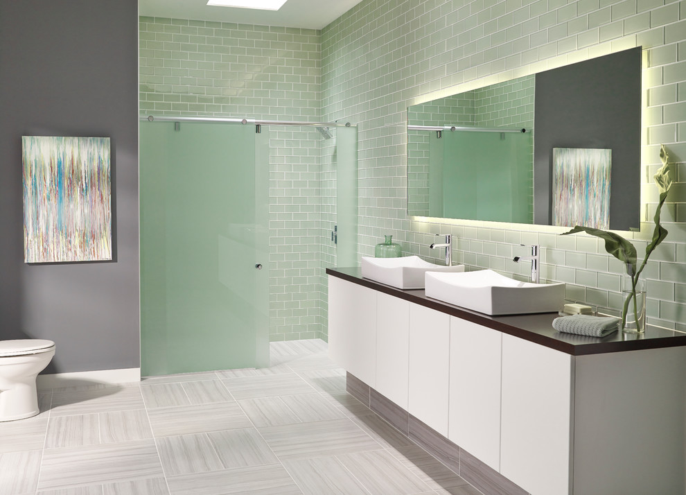 Exemple d'une salle de bain bord de mer avec une vasque, un placard à porte plane, des portes de placard blanches, une douche à l'italienne, un carrelage métro, un mur gris et un carrelage blanc.