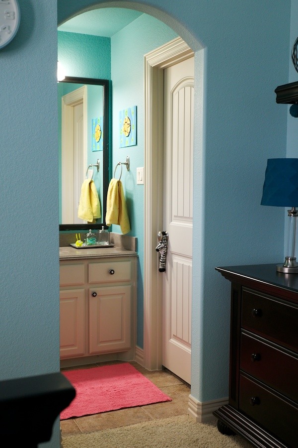Idéer för ett litet eklektiskt badrum för barn, med ett integrerad handfat, luckor med upphöjd panel, beige skåp, bänkskiva i akrylsten, ett badkar i en alkov, en dusch/badkar-kombination, en toalettstol med separat cisternkåpa, brun kakel, keramikplattor, blå väggar och klinkergolv i keramik
