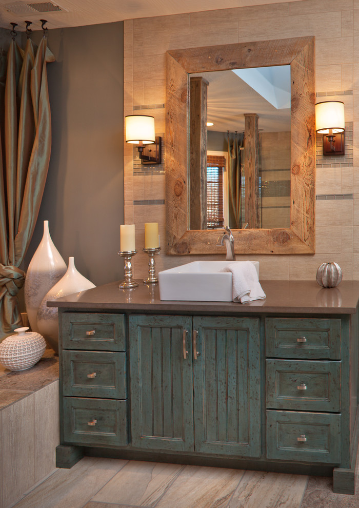 Inredning av ett rustikt mellanstort en-suite badrum, med ett fristående handfat, blå skåp, beige kakel, beiget golv, klinkergolv i porslin, skåp i shakerstil, ett platsbyggt badkar, en dusch i en alkov, beige väggar och dusch med gångjärnsdörr