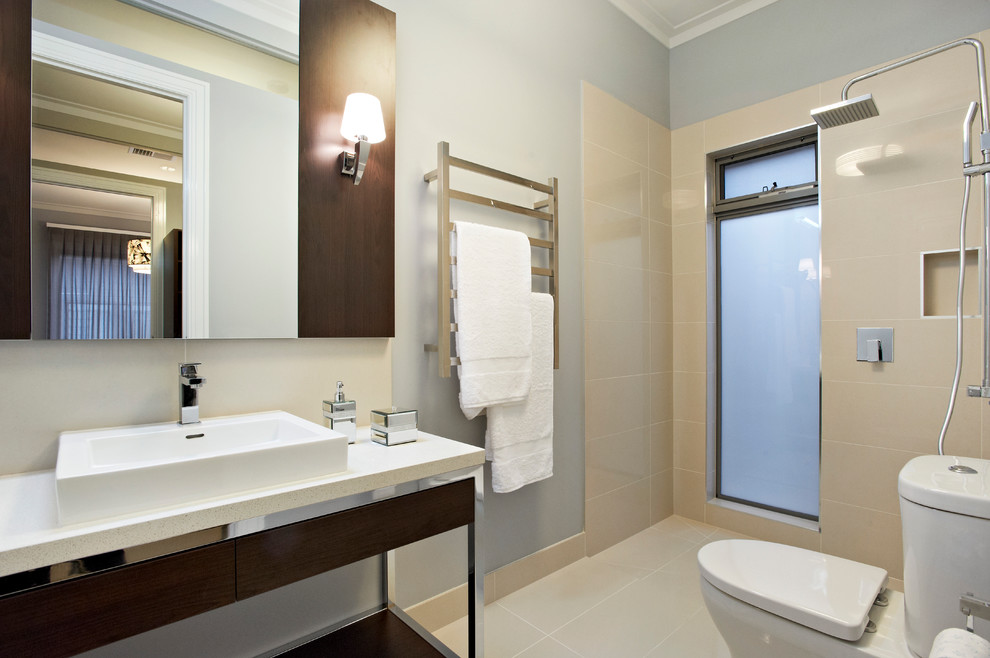 Immagine di una stanza da bagno contemporanea con doccia aperta