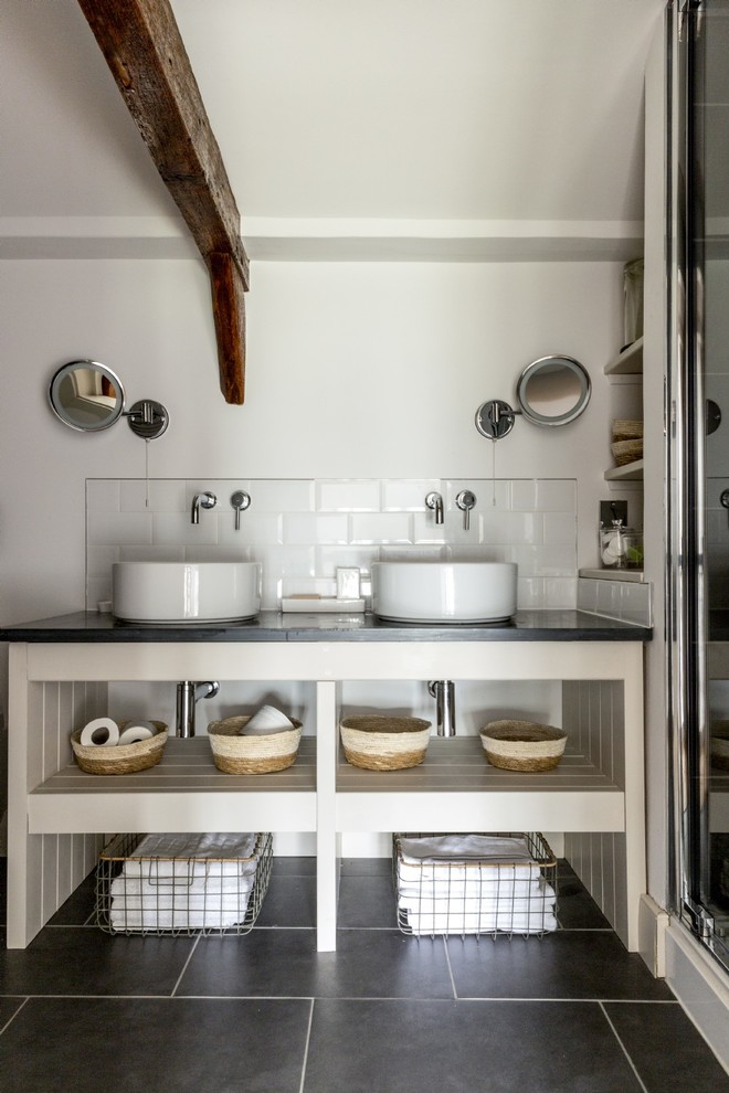 Пример оригинального дизайна: ванная комната в классическом стиле с открытыми фасадами, белой плиткой, плиткой кабанчик, настольной раковиной, черным полом, бежевыми стенами и черной столешницей
