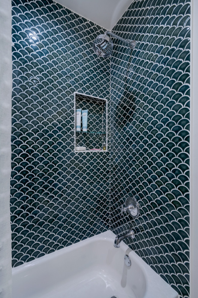 Inspiration för ett mellanstort flerfärgad flerfärgat en-suite badrum, med luckor med infälld panel, vita skåp, ett badkar i en alkov, en dusch/badkar-kombination, en toalettstol med separat cisternkåpa, blå kakel, keramikplattor, vita väggar, klinkergolv i porslin, ett undermonterad handfat, bänkskiva i kvarts, grått golv och dusch med duschdraperi
