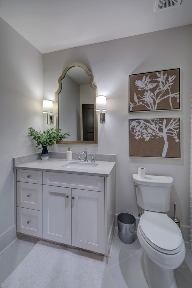 Foto på ett mellanstort flerfärgad en-suite badrum, med luckor med infälld panel, vita skåp, ett badkar i en alkov, en dusch/badkar-kombination, en toalettstol med separat cisternkåpa, vita väggar, klinkergolv i porslin, ett undermonterad handfat, bänkskiva i kvarts, grått golv och dusch med duschdraperi