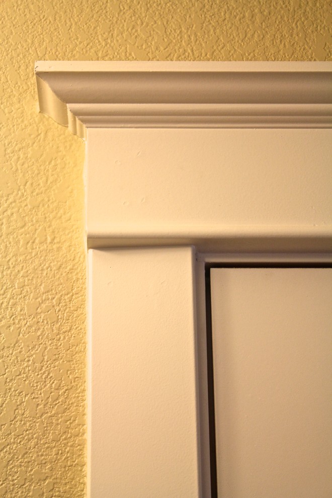 Immagine di una stanza da bagno minimal con piastrelle beige, piastrelle marroni, piastrelle grigie, piastrelle a listelli e pareti beige
