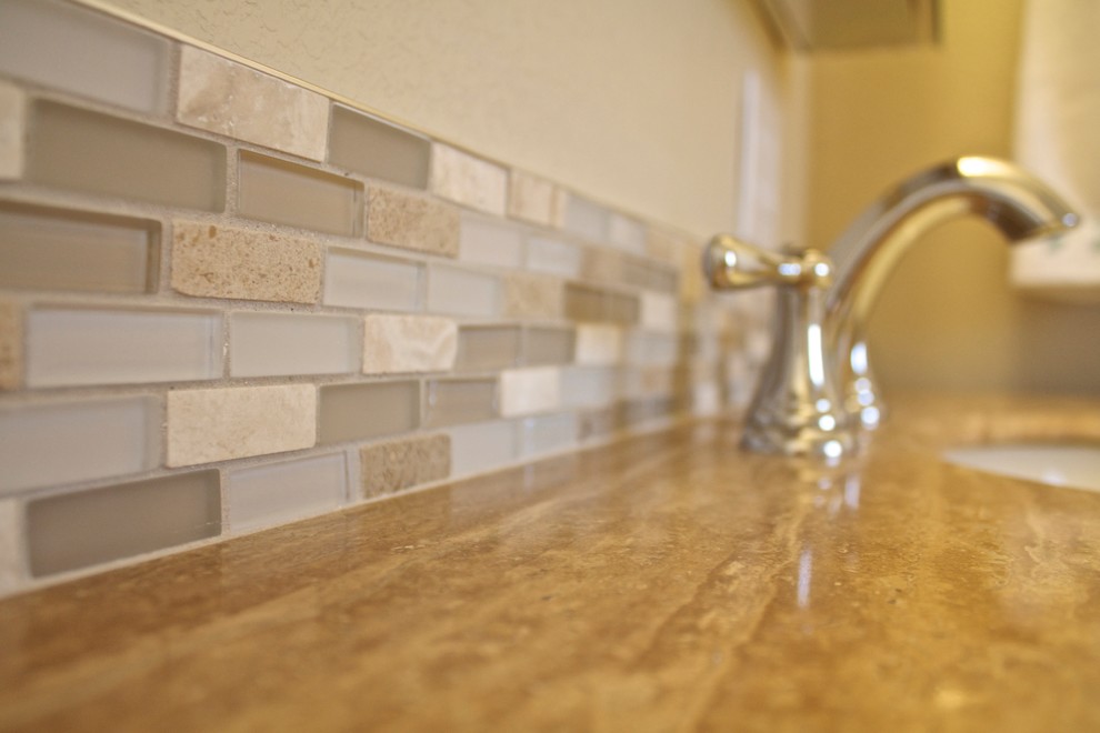 Foto di una stanza da bagno contemporanea con piastrelle beige, piastrelle marroni, piastrelle grigie, piastrelle a listelli e pareti beige