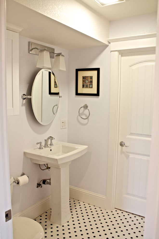 Идея дизайна: ванная комната среднего размера в современном стиле с раздельным унитазом, бежевыми стенами, полом из линолеума, душевой кабиной и раковиной с пьедесталом