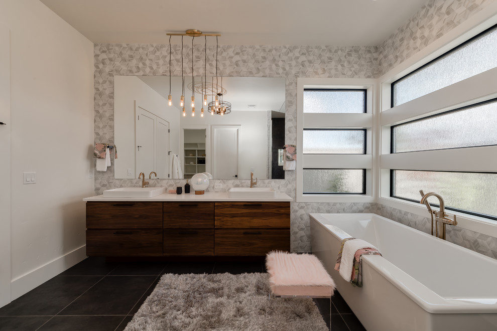 Idéer för stora funkis vitt en-suite badrum, med släta luckor, ett fristående badkar, porslinskakel, vita väggar, klinkergolv i porslin, ett fristående handfat, bänkskiva i kvarts, svart golv, skåp i mörkt trä och grå kakel