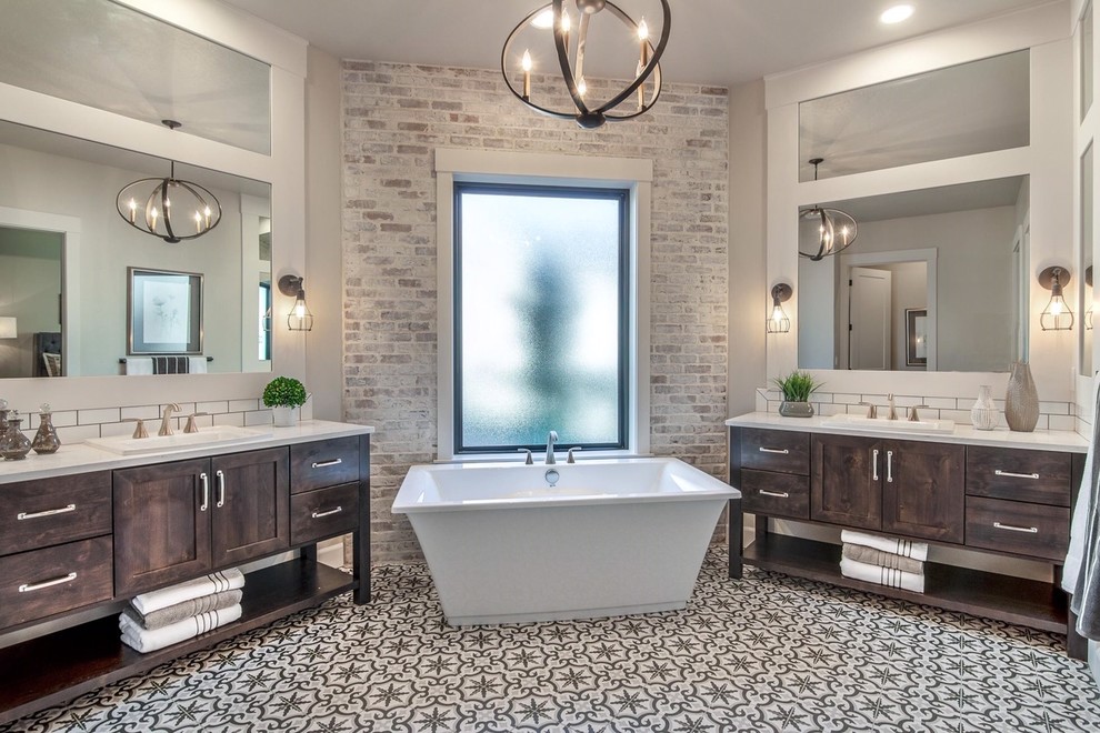 Diseño de cuarto de baño campestre con puertas de armario de madera en tonos medios, bañera exenta, ducha abierta, suelo de baldosas de cerámica y encimeras blancas