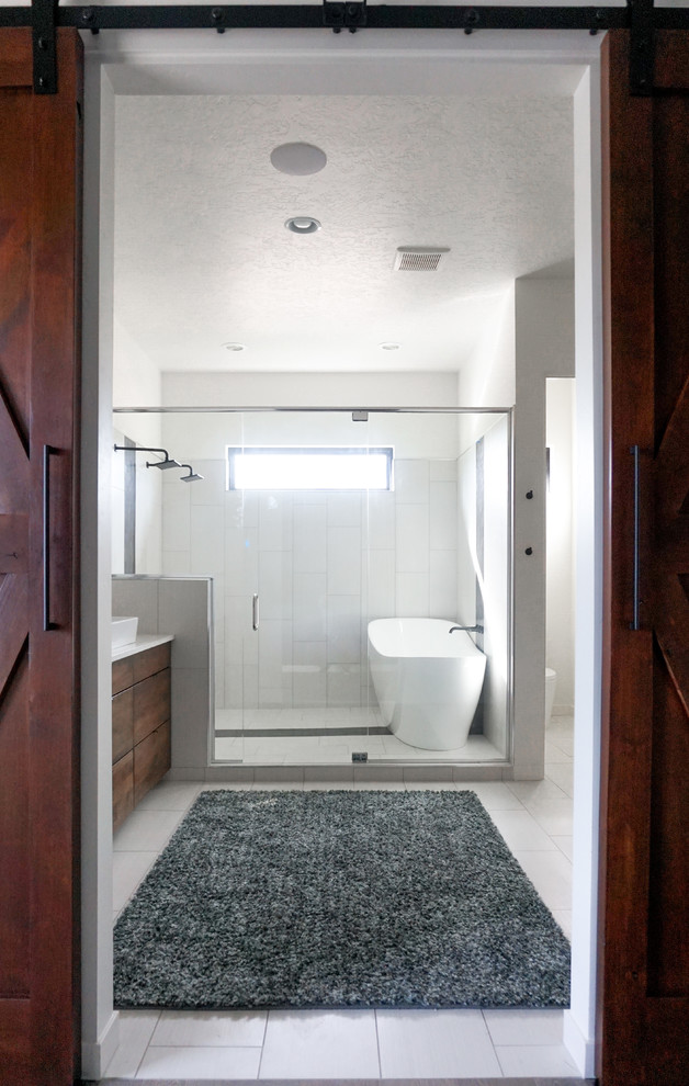 Aménagement d'une grande salle de bain principale contemporaine en bois brun avec un placard à porte plane, une baignoire indépendante, une douche double, un carrelage noir et blanc, des carreaux de céramique, un mur blanc, un sol en carrelage de céramique, une vasque et un plan de toilette en quartz.