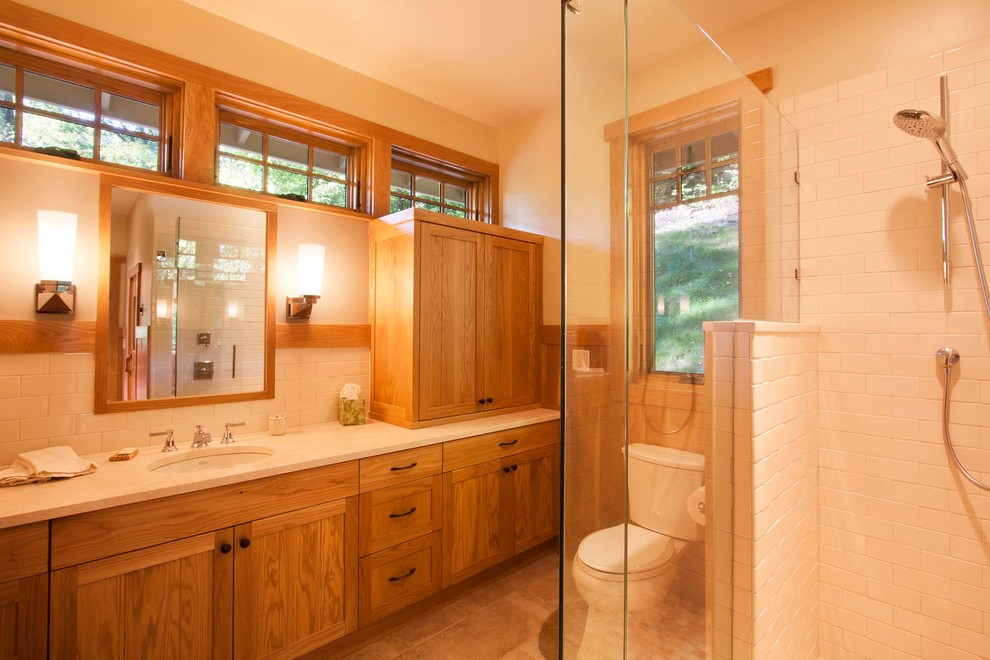Exempel på ett mellanstort amerikanskt en-suite badrum, med skåp i shakerstil, skåp i ljust trä, granitbänkskiva, en öppen dusch, en toalettstol med separat cisternkåpa, vit kakel, tunnelbanekakel, klinkergolv i porslin och ett undermonterad handfat