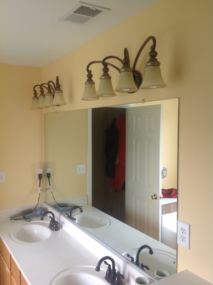 Inspiration pour une douche en alcôve traditionnelle en bois brun avec un lavabo posé, un placard avec porte à panneau surélevé, un plan de toilette en surface solide, une baignoire posée, WC séparés, un carrelage beige et des carreaux de céramique.